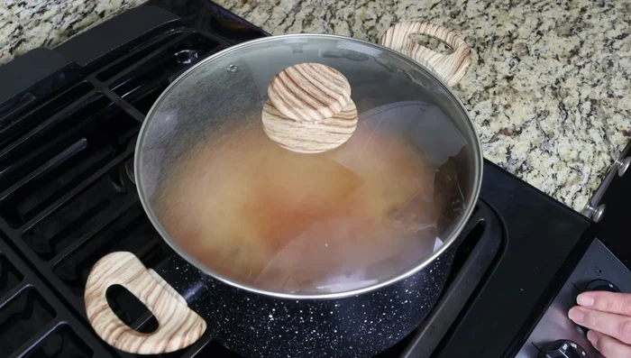 Llevar a ebullición, tapar y cocinar a fuego lento durante 10-15 minutos, o hasta que las lentejas estén cocidas.