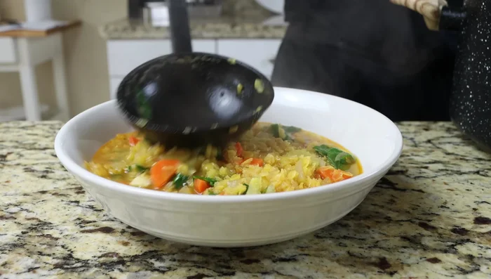 Servir caliente, opcionalmente con yogur griego y perejil picado.