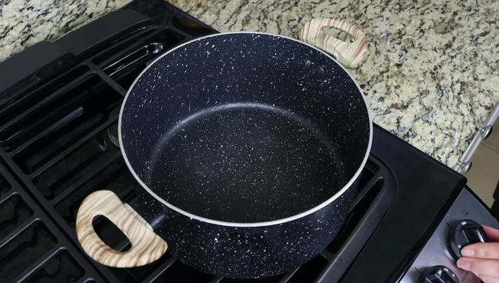 Calentar una olla a fuego medio y agregar el aceite de oliva.