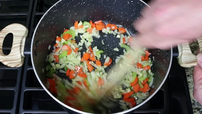 Saltear las verduras durante 5 minutos hasta que estén ligeramente salteadas.