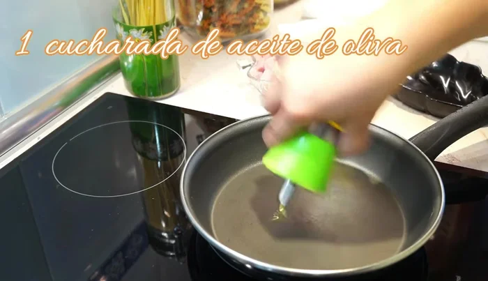 Mientras tanto, preparar el relleno: en una sartén con aceite de oliva, dorar el jamón (o el ingrediente elegido).