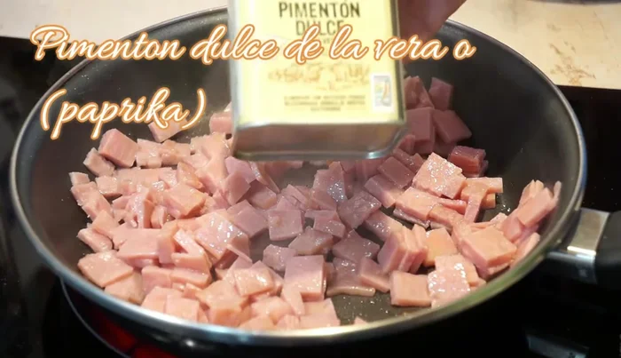 Añadir pimentón dulce y remover ligeramente. Retirar del fuego y reservar.