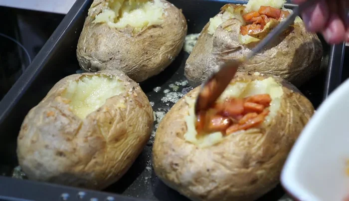 Rellenar con el jamón dorado, cebolleta o ajo tierno y crema agria.