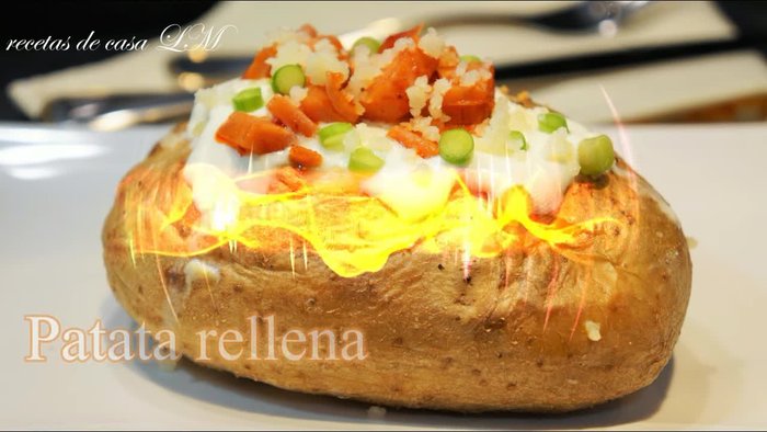 Pinchar las patatas por ambos lados. Añadir sal y pimienta a cada patata.