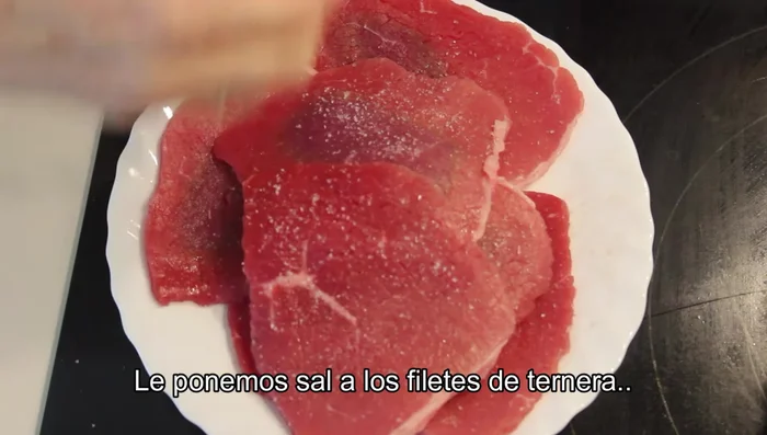 Salpimentar la ternera y freírla en una sartén con aceite de oliva hasta que esté dorada. Reservar en una olla.