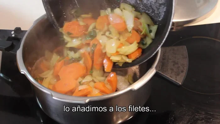 Añadir las verduras sofritas y la ternera a la olla. Agregar el vino blanco y dejar hervir unos minutos para evaporar el alcohol.