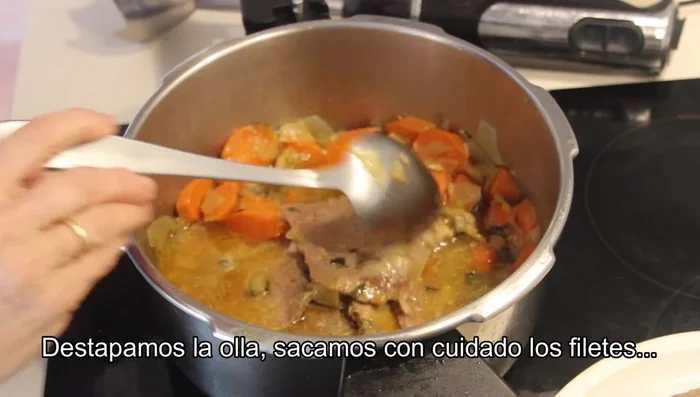 Retirar la ternera de la olla con cuidado. Triturar la salsa hasta obtener una textura fina y sin grumos.