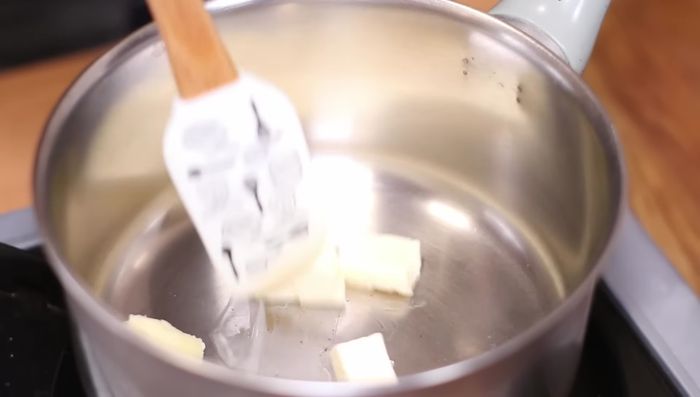 Derretir la mantequilla o manteca con una pizca de sal en una cacerola a fuego medio.
