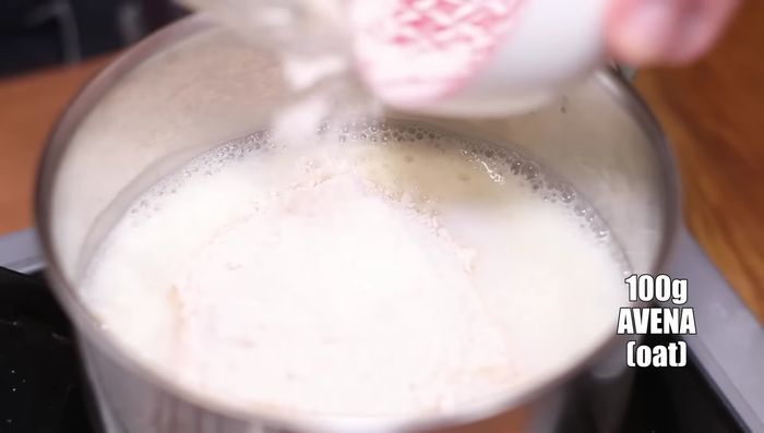 Añadir la harina de avena molida y mezclar hasta que se integren todos los ingredientes. Revolver constantemente a fuego mínimo para evitar que se pegue.