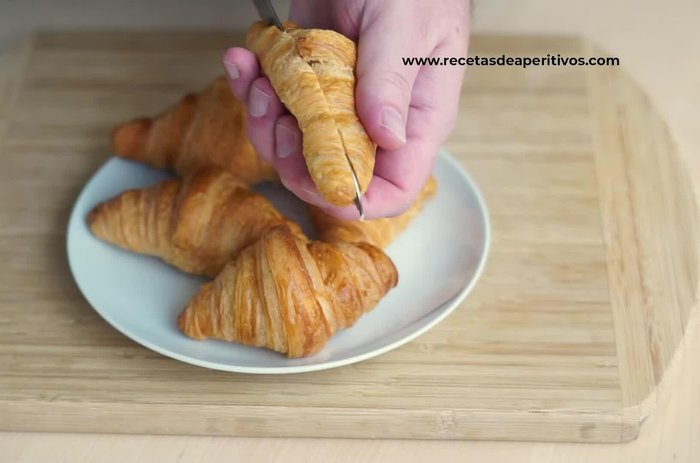 Cortar los croissants por la mitad con cuidado de no romperlos.