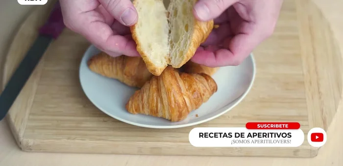 Cortar las lonchas de jamón y queso para que encajen bien dentro de los croissants.