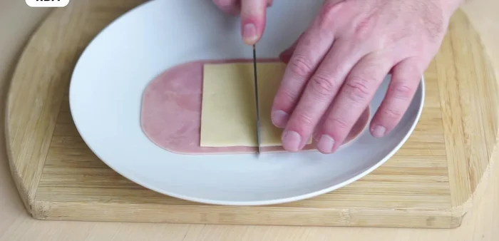 Montar los mini croque monsieur: colocar una loncha de jamón, una de queso y otra de jamón encima (ajustar según el tamaño de las lonchas).