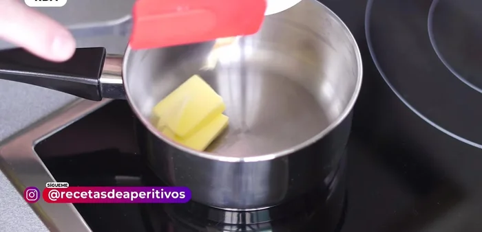 Preparar la bechamel: derretir mantequilla en un cazo a fuego medio. Añadir la harina y remover durante un par de minutos hasta que se integre.