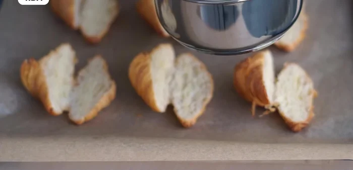 Untar la base de los croissants con una capa generosa de bechamel.