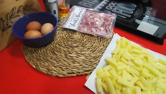 Colocar las patatas en la cesta de la freidora (sin la rejilla). Rociar con aceite en spray y sal.
