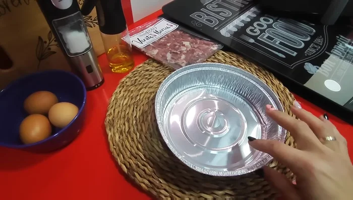 Una vez listas las patatas, retirarlas de la freidora. (Opcional: Si hay mucha cantidad, retirar las patatas y dejar espacio para los huevos y el jamón).