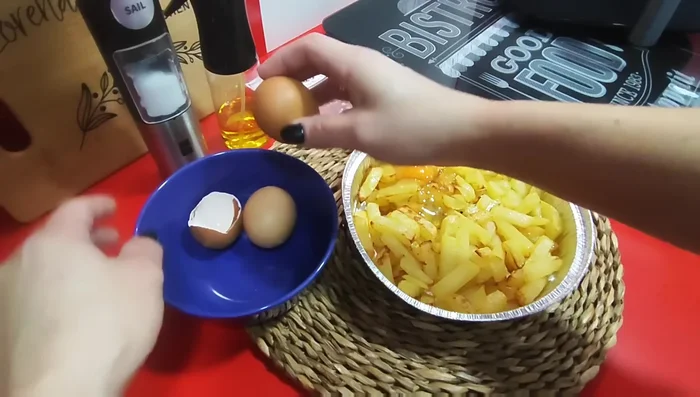 Agregar los huevos a la freidora, sazonar con sal y un poco de aceite. Cocinar a 195°C durante 5-6 minutos, dependiendo del punto de cocción deseado.