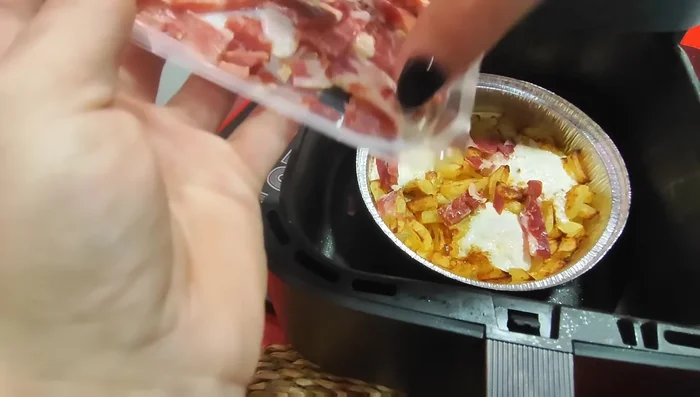 Añadir el jamón durante los últimos minutos de cocción, para que suelte su grasa con el calor residual.