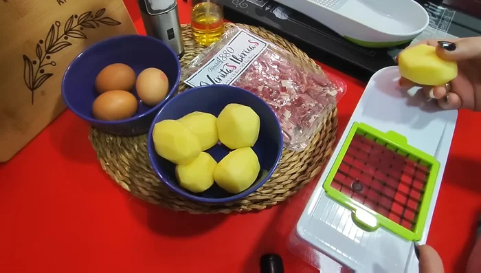 Pelar y cortar las patatas en dados del mismo tamaño. Lavarlas muy bien hasta que el agua salga transparente para eliminar el almidón.