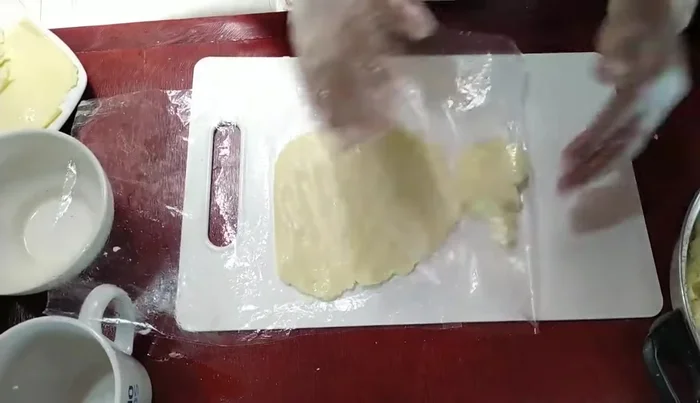 Para las arepas rellenas, usar una porción de masa más grande, colocar una loncha de queso en el centro y cerrar con la masa. (168.599)