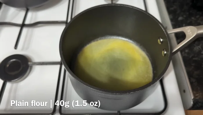 En una sartén, derrite la mantequilla. Agrega la harina y revuelve hasta que la mantequilla la absorba (30 segundos - 1 minuto).
