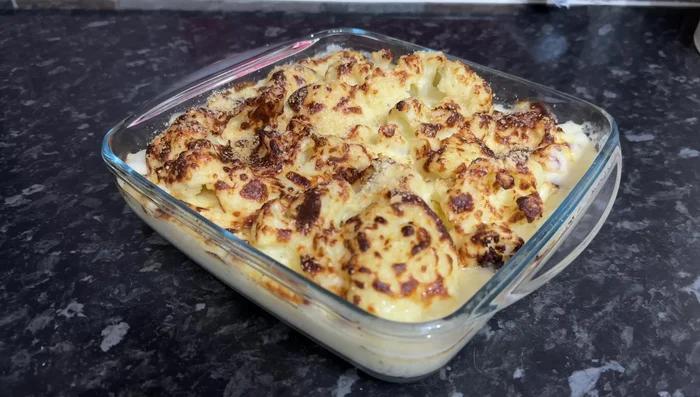 Gratina bajo la parrilla durante 10 minutos, hasta que esté dorado.