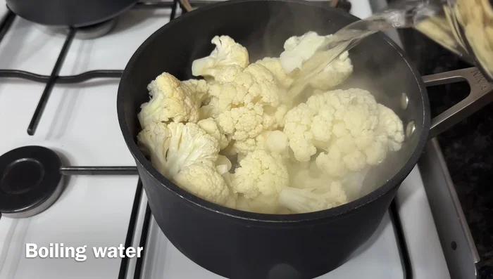 Coloca los floretes en una cacerola grande, cubre con agua hirviendo y agrega sal. Tapa y deja hervir durante 5 minutos.