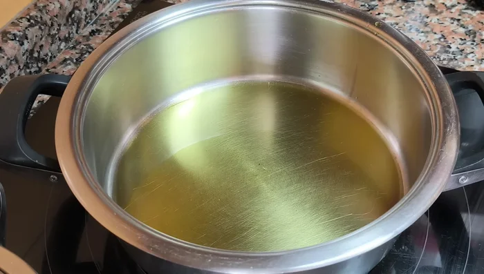 Calentar un buen chorro de aceite de oliva en una olla. Añadir ajo picado.