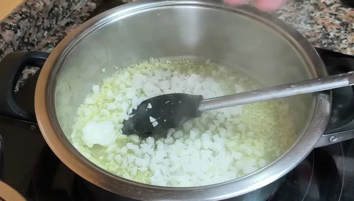 Agregar la cebolla finamente picada (cuanto más pequeña, mejor).