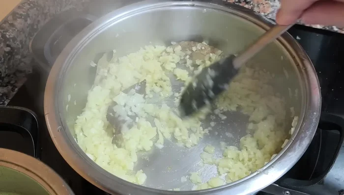 Sofreír la cebolla hasta que esté dorada.