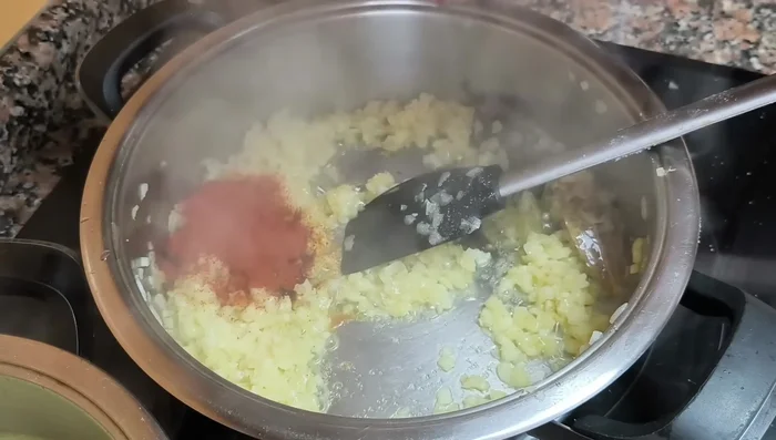 Agregar el pimentón dulce de la Vera y remover rápidamente para que no se queme.
