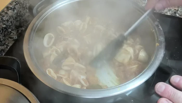 Dejar cocinar a fuego lento hasta que los calamares estén tiernos y la salsa haya reducido.