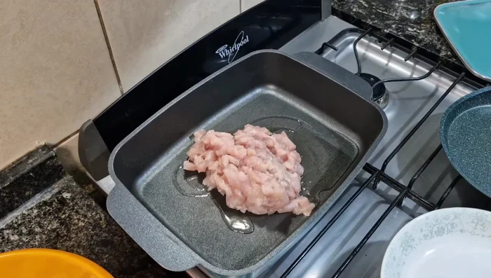 Cocinar el pollo.
