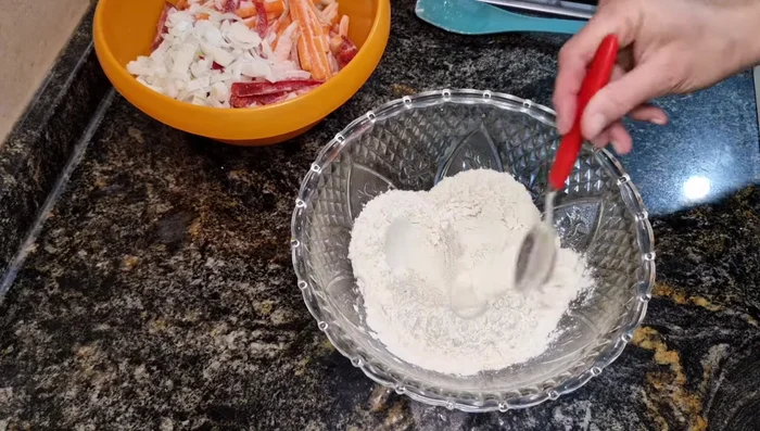 Preparar la masa: mezclar harina, aceite y agua tibia hasta obtener una consistencia adecuada. Agregar sal.