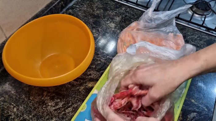 Cortar y picar las verduras (morrón, cebolla, zanahoria).