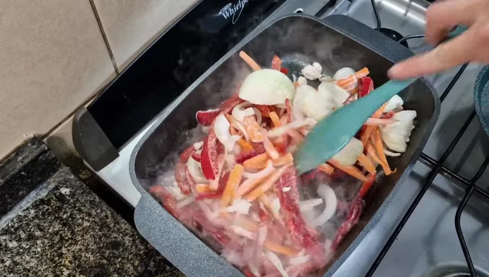 Cocinar el relleno (verduras y pollo). Condimentar con sal, pimienta y condimento para vegetales.