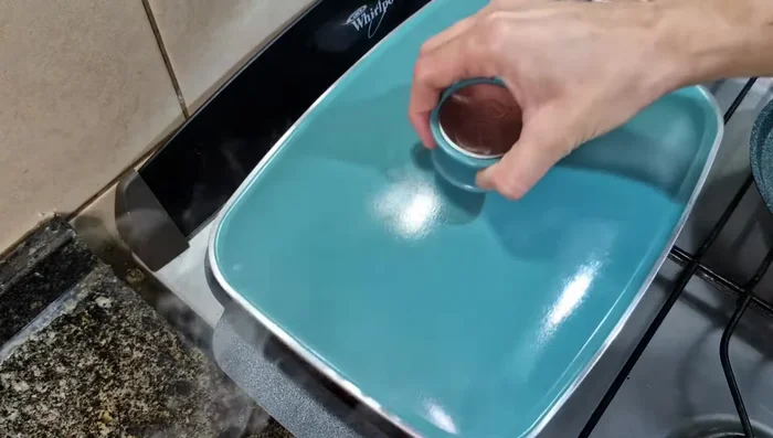 Calentar ligeramente una sartén y pincelar con aceite. Cocinar la masa en forma de tapitas pequeñas, pincelando de afuera hacia adentro.