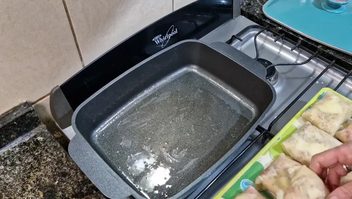 Cocinar los arrolladitos en una sartén con aceite hasta dorar por ambos lados.
