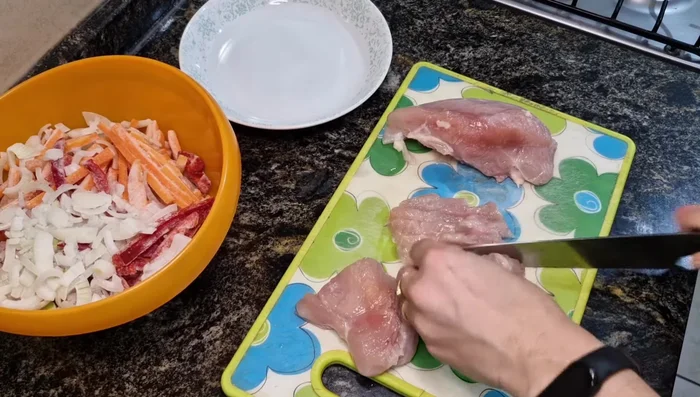 Cortar la pechuga de pollo en cuadraditos.