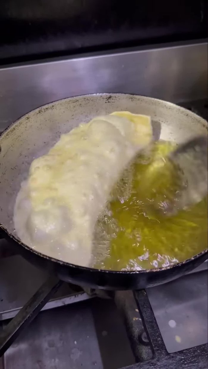Calentar una taza de agua en una olla. Agregar 2-3 cucharadas de azúcar y una pizca de sal. (0.28)