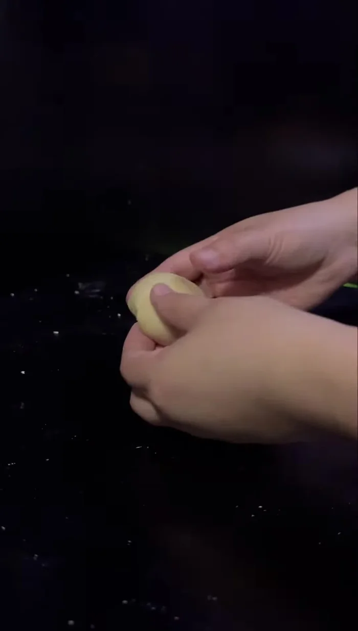 Estirar cada bolita con un rodillo para formar una tortilla delgada. (99.52)