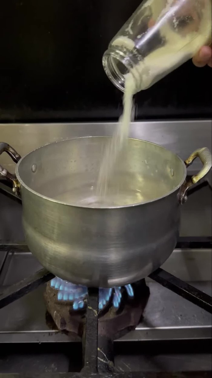 En un bowl, colocar una libra de harina. Agregar 1 cucharada y media de margarina o mantequilla. Integrar con las manos hasta obtener una textura arenosa. (5.56)