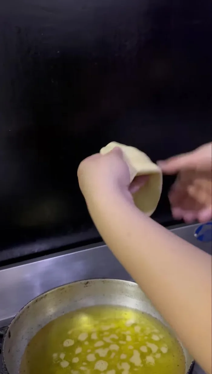 Calentar abundante aceite en una sartén. Freír las empanadas hasta que se inflen. (120.84)