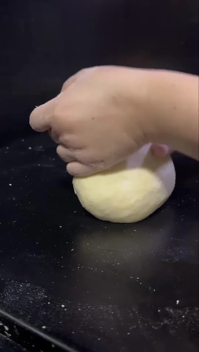 Formar bolitas con la masa y colocarlas sobre una mesa cubierta con un trapo para evitar que se sequen. (68.84)