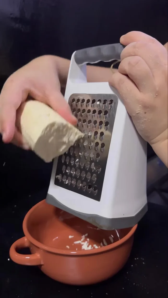 Rallar el queso (quesillo), agregar sal. (88.36)