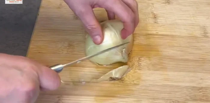 Picar finamente la cebolla.