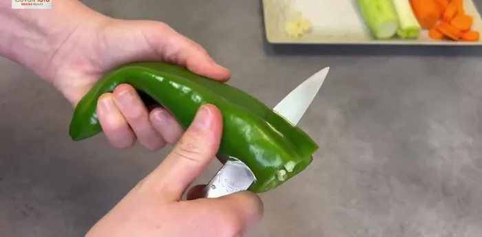 Quitar el rabo al pimiento verde, cortarlo por la mitad y limpiar el interior. Utilizar solo medio pimiento.