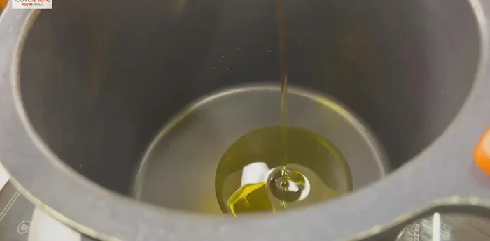 En una cazuela, echar aceite de oliva y sofreír el ajo con cuidado de que no se queme. Añadir la cebolla y sofreír durante 5 minutos.