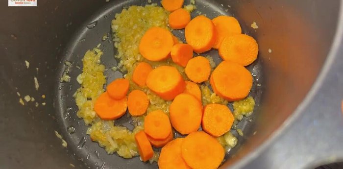 Incorporar la zanahoria y sofreír 3 minutos más. Agregar el pimentón dulce y el tomate triturado, sofreír 5 minutos.