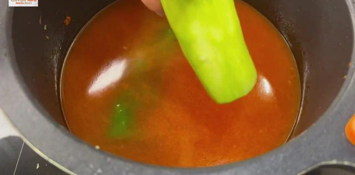 Añadir el pimiento verde, calabacín, puerro, zanahoria entera, y el chorizo. Salar al gusto, agregar la hoja de laurel y dejar cocer a fuego medio durante 30 minutos.